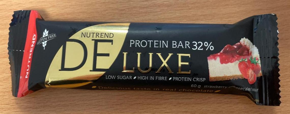 Fotografie - Deluxe protein bar 32% strawberry cheesecake Nutrend