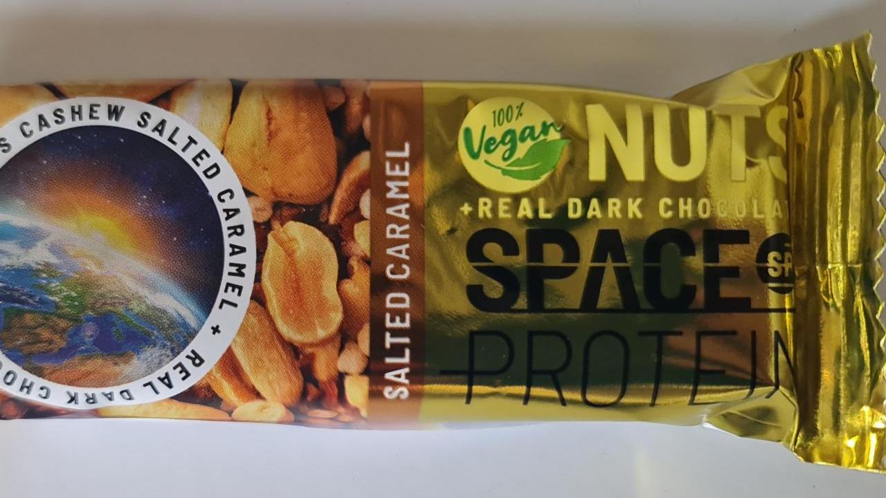 Fotografie - Vegan nuts + real dark chocolate salted caramel Space Protein