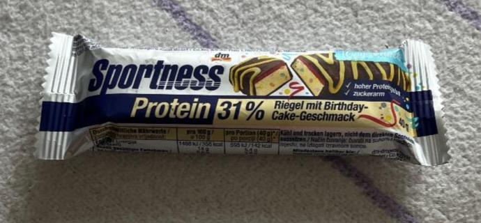 Fotografie - Protein 31% Riegel mit Birthday-Cake-Geschmack Sportness