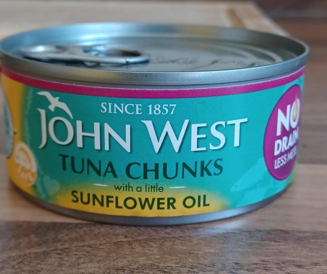 Fotografie - Tuna Chunks with a little Sunflower Oil John West