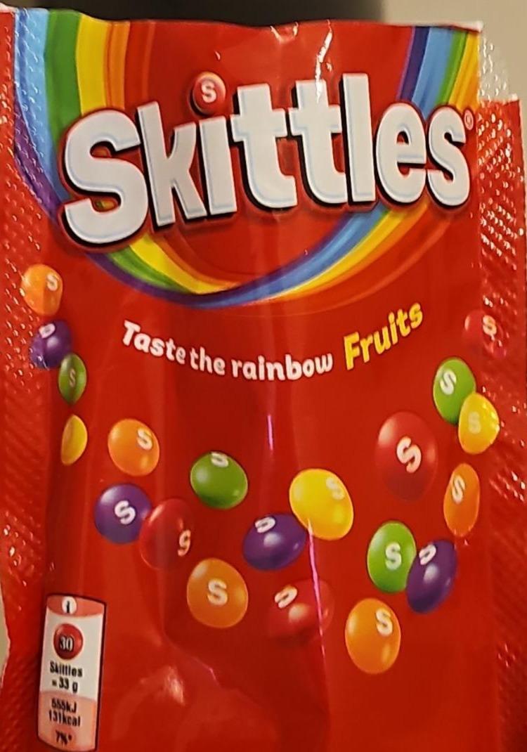 Fotografie - Red taste the rainbow fruits Skittles