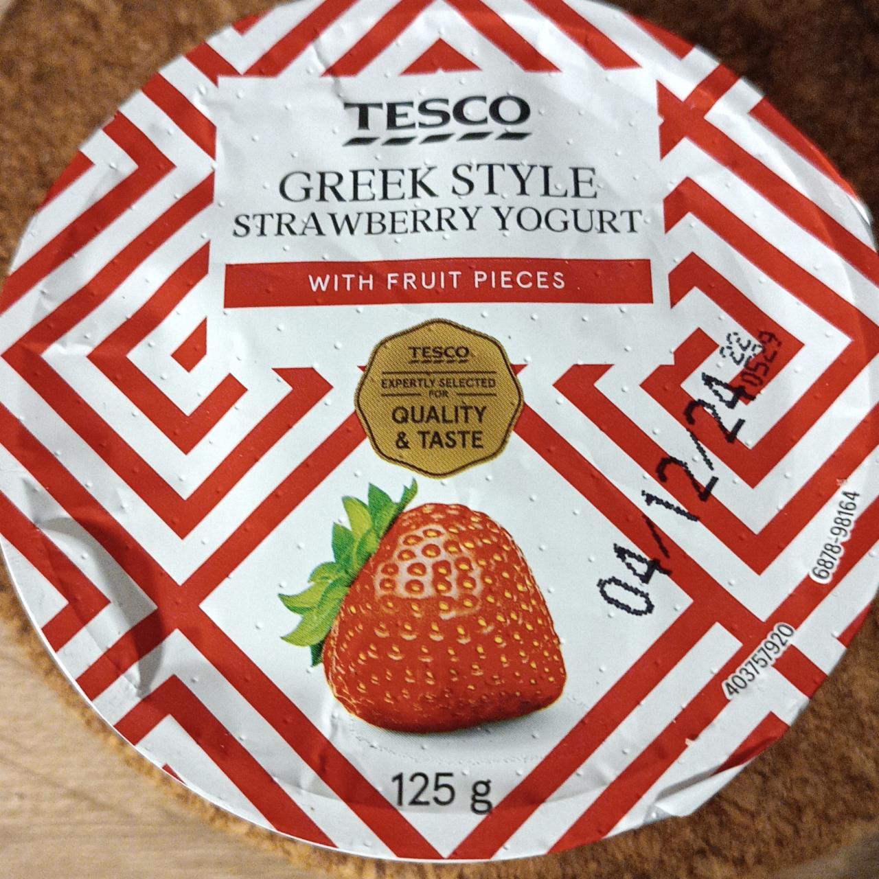 Fotografie - Greek style strawberry yogurt with fruit pieces Tesco