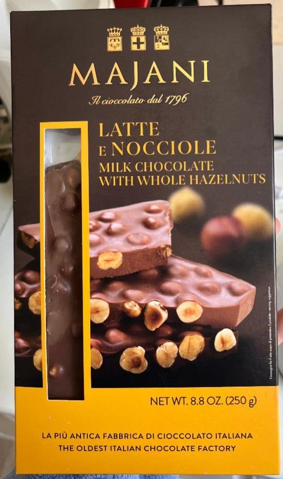 Fotografie - Milk chocolate with whole hazelnuts Majani