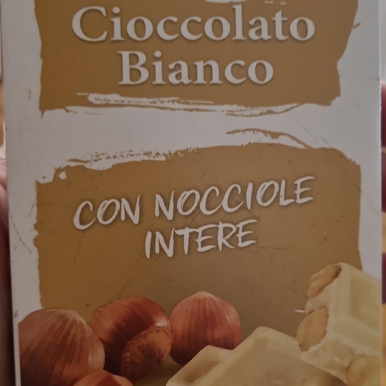 Fotografie - Cioccolato Bianco Con Nocciole Intere