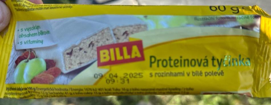 Fotografie - Proteinová tyčinka s rozinkami v bílé polevě Billa